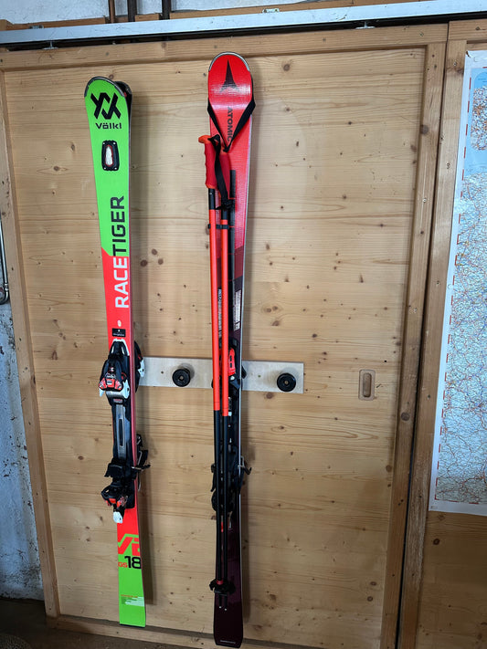 Ski werden gelagert an einem Wandhalter aus Holz