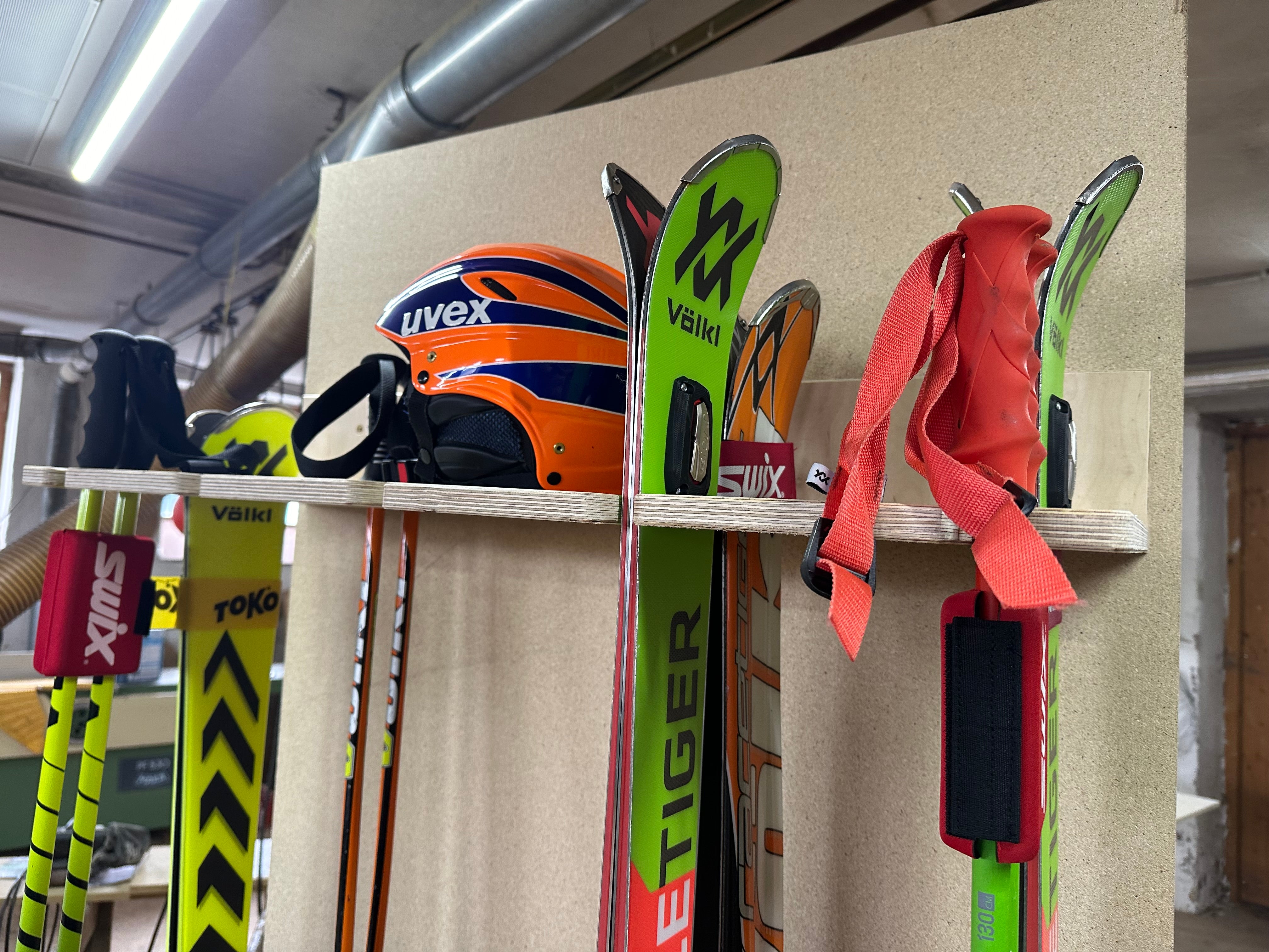 Ski- und Snowboardhalterung aus Holz