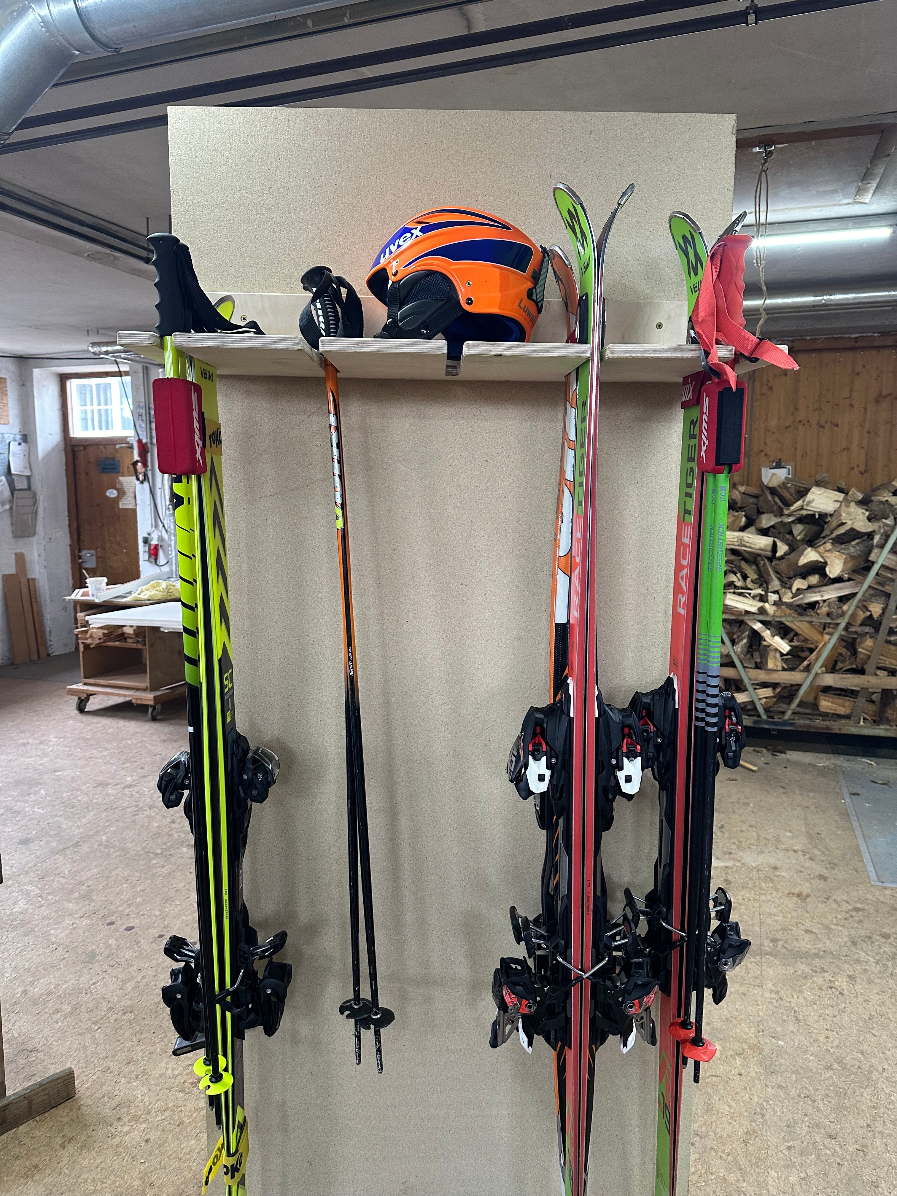 Ski- und Snowboardhalterung aus Holz